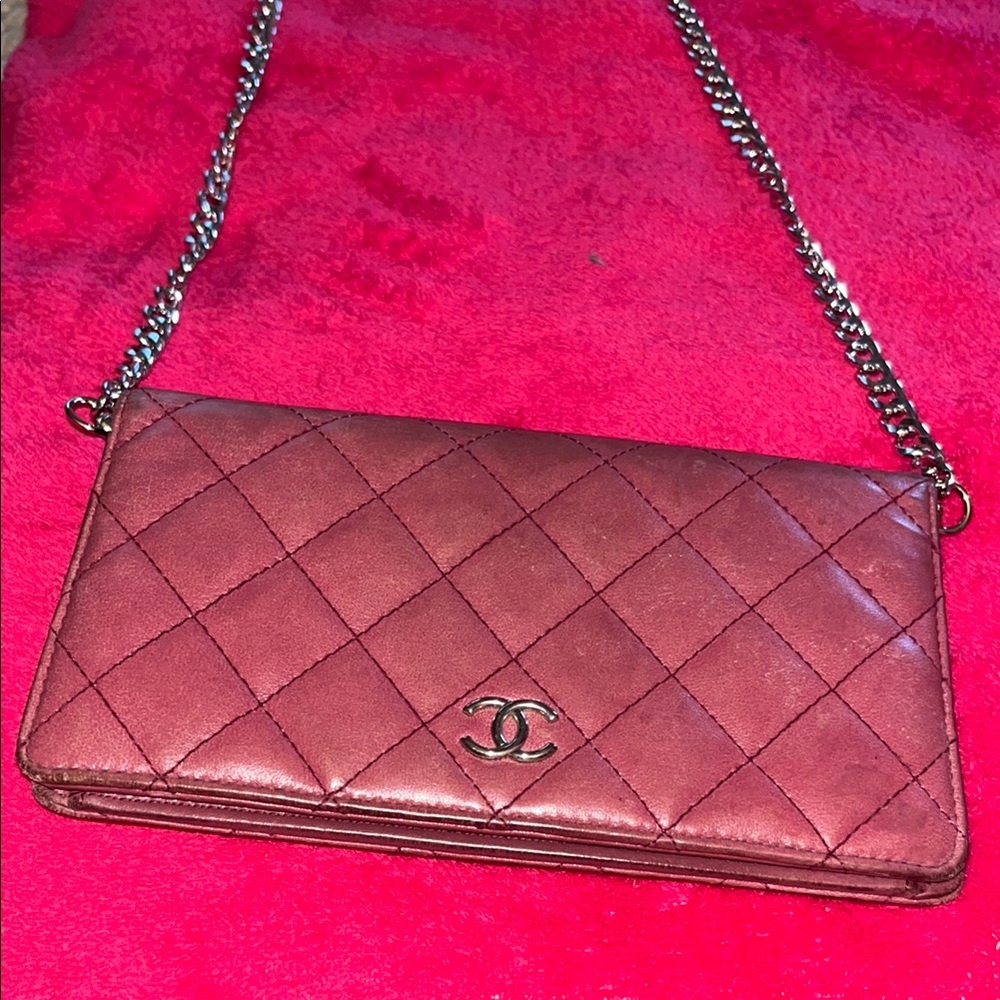 CHANEL Wallet on a Chain with Elegant Design (Chanel crossbody)